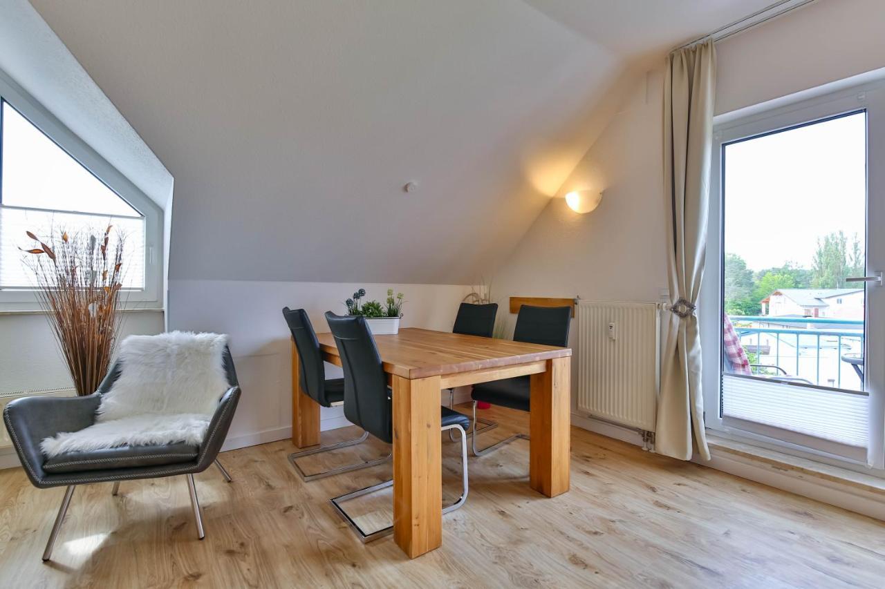 Tine Mit Balkon, Fahrraedern Und Strandkorb Im Sommer * Zempin