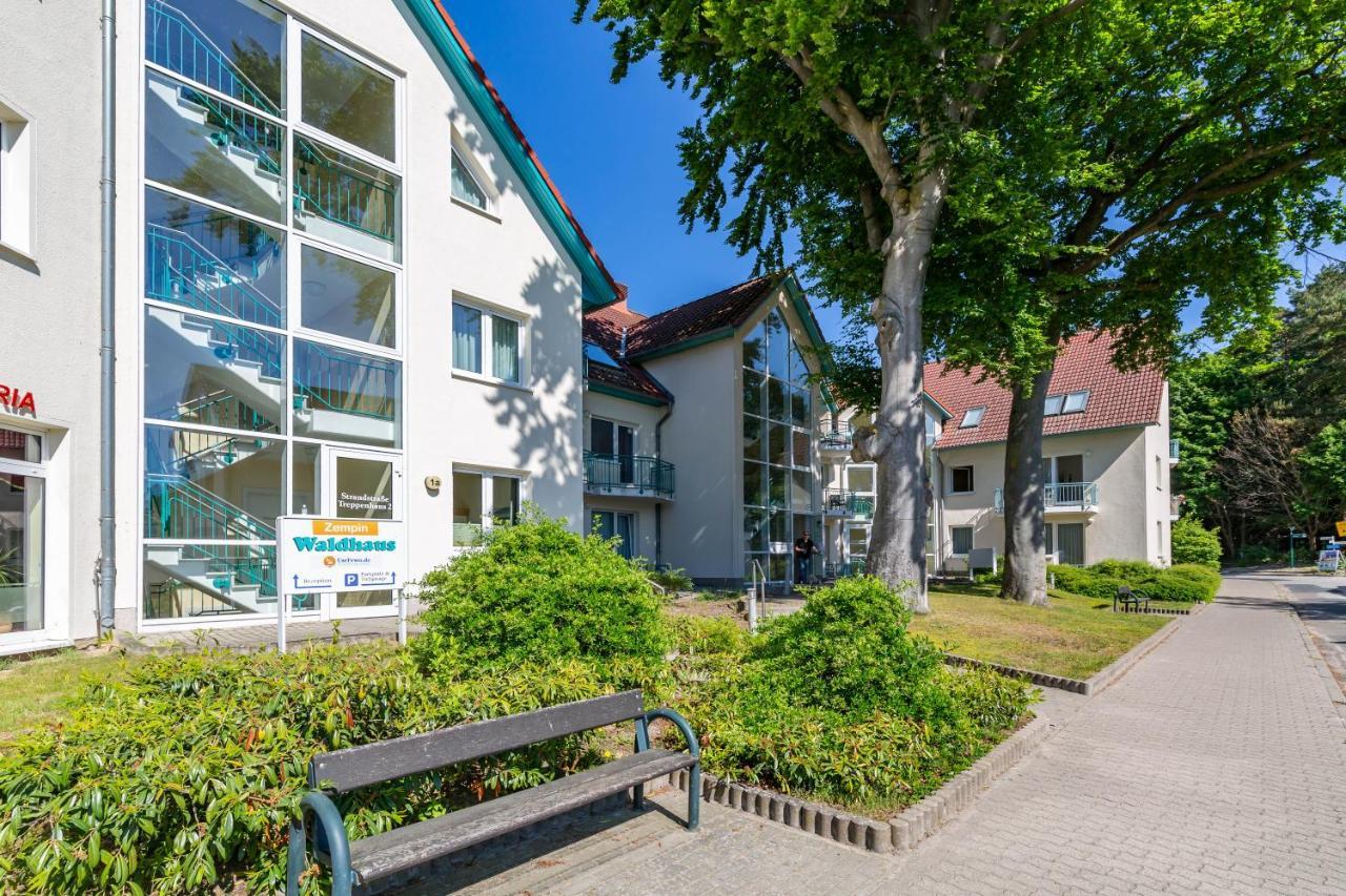 Tine Mit Balkon, Fahrraedern Und Strandkorb Im Sommer *