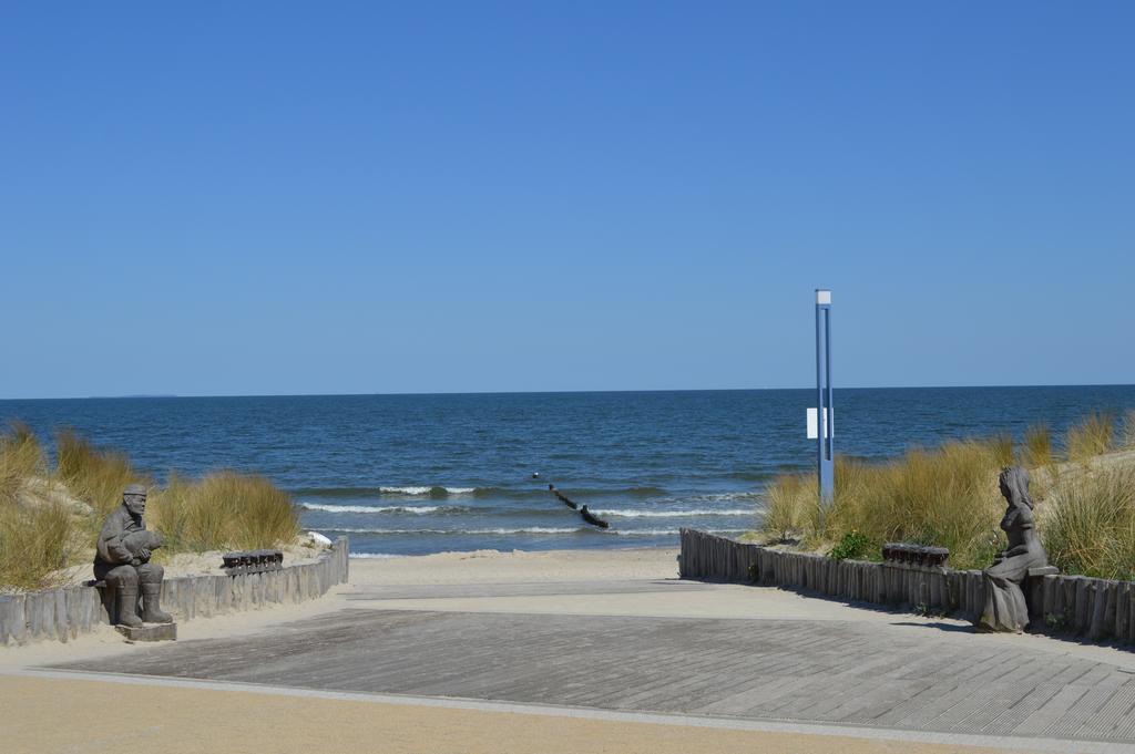Tine Mit Balkon, Fahrraedern Und Strandkorb Im Sommer