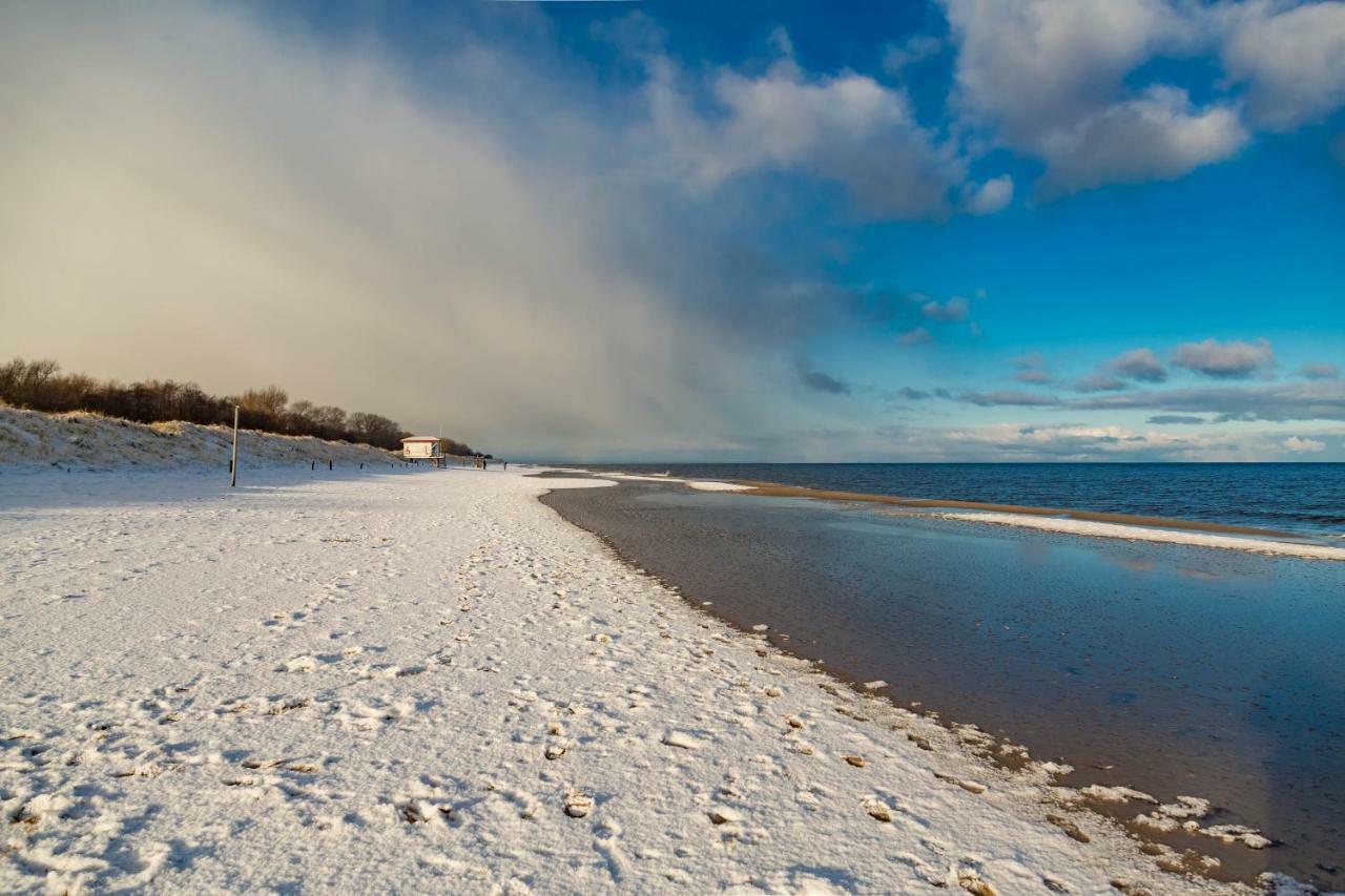 Tine Mit Balkon, Fahrraedern Und Strandkorb Im Sommer Zempin