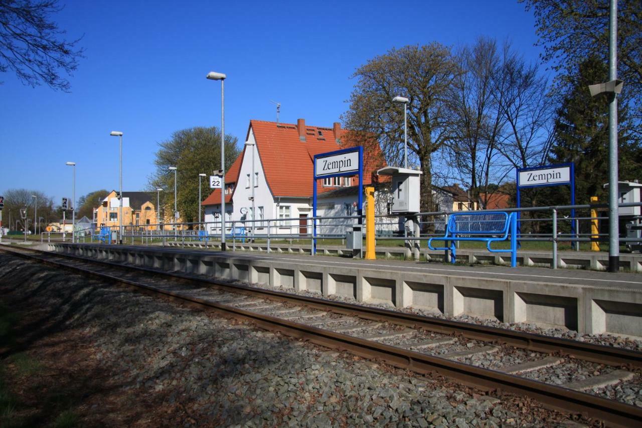 Tine Mit Balkon, Fahrraedern Und Strandkorb Im Sommer * Zempin